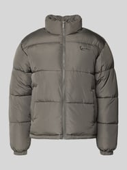 Kurtka pikowana o kroju regular fit z wyhaftowanym logo model ‘Signature’ od Karl Kani - 43