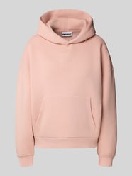Bluza z kapturem, wyhaftowanym logo i kieszenią kangurką od REVIEW Fuksjowy - 6
