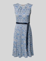 Knielanges Kleid mit Bindegürtel von Christian Berg Woman Selection - 35