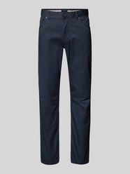 Chinosy o kroju regular fit z 5 kieszeniami od Christian Berg Men - 9