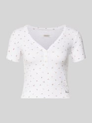 Cropped T-Shirt mit V-Ausschnitt und Knopfleiste von GUESS Jeans - 31