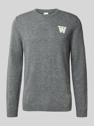 Sweter z dzianiny z haftem i okrągłym dekoltem model ‘Tay’ od Wood Wood - 47