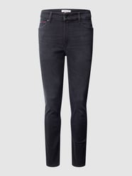 Jeansy o kroju slim fit z detalami z logo model ‘Simon’ od Tommy Jeans Szary - 33