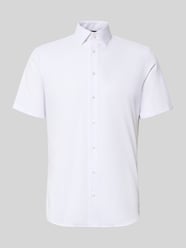 Koszula o kroju slim fit biznes z kołnierzykiem typu kent od Jake*s - 24