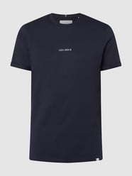 T-shirt z nadrukiem z logo model ‘Lens’  od Les Deux Niebieski - 37