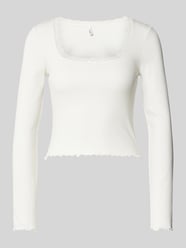 Slim Fit Langarmshirt mit spitzenverziertem U-Ausschnitt Modell 'WILMA' von Only Weiß - 35