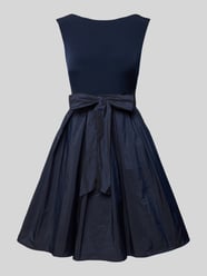 Knielanges Cocktailkleid mit rückseitiger Schleife von SWING - 8