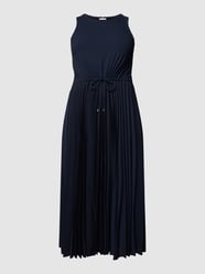 Sukienka midi PLUS SIZE z plisami od Tommy Hilfiger Curve Niebieski - 4