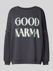 Oversized Sweatshirt mit Statement-Print Modell 'Good Karma' von miss goodlife Grau - 44