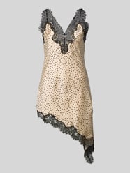 Top aus Satin in asymmetrischer Form Modell 'SILVER' von MANGO - 8