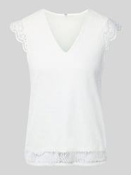 Top bluzkowy o kroju slim fit z koronkowym obszyciem model ‘OLLINE’ od PIECES - 28