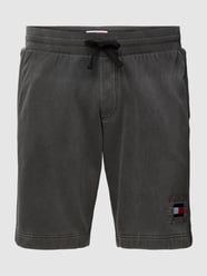 Szorty z dzianiny dresowej PLUS SIZE z wyhaftowanym logo model ‘Tommy’ od Tommy Jeans Plus Szary - 46