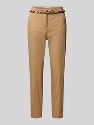 Spodnie o kroju slim fit w skróconym kroju z paskiem od Christian Berg Woman - 15