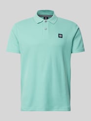 Koszulka polo o kroju regular fit z detalem z logo i listwą guzikową od LERROS - 3