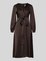 Sukienka midi z dekoltem w serek model ‘RIMINI’ od Neo Noir - 17