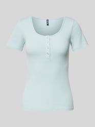 Slim Fit T-Shirt aus Baumwoll-Mix mit kurzer Druckknopfleiste Modell 'KITTE' von Pieces - 43