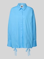 Bluzka o kroju oversized z trokiem i ukrytą listwą guzikową od Karo Kauer - 30