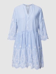 Knielanges Kleid aus Baumwolle mit Lochstickerei von Jake*s Collection Blau - 48