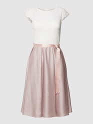 Cocktailkleid mit Spitzenbesatz von Jake*s Cocktail Pink - 26