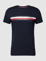 Slim Fit T-Shirt mit Label-Print von Tommy Hilfiger Blau - 48