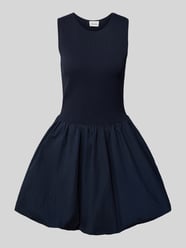 Sukienka mini z okrągłym dekoltem od INFLUENCER'S CHOICE BY P&C* - 43