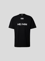 T-Shirt mit Motiv- und Statement-Print von VTMNTS Grau / Schwarz - 7