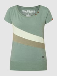 T-Shirt mit Kontraststreifen Modell 'Clea' von ALIFE & Kickin Grün - 39