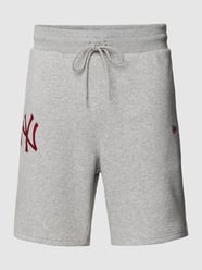 Sweatshorts mit Motiv-Stitching Modell 'LEAGUE ESSENTIALS' von New Era Grau - 16