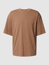 T-shirt o kroju oversized fit z okrągłym dekoltem od REVIEW Beżowy - 47