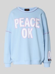 Oversized Sweatshirt mit Statement-Print Modell 'Peace OK' von miss goodlife - 19