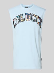 Top o kroju regular fit z wyhaftowanym logo od COLUCCI - 3