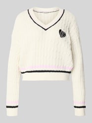 Sweter dzianinowy z warkoczowym splotem i dekoltem w serek model 'MAKI' od NOISY MAY® - 5
