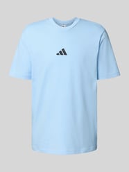 T-shirt z wyhaftowanym logo i okrągłym dekoltem od ADIDAS SPORTSWEAR - 41