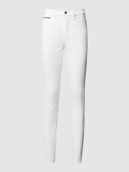 Jeansy z wysokim stanem i wyhaftowanym logo od Tommy Jeans Biały - 43