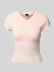 T-Shirt im Allover-Look mit V-Ausschnitt von Gina Tricot Pink - 23