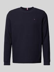 Bluzka z długim rękawem o kroju regular fit z wyhaftowanym logo od Tommy Hilfiger - 4