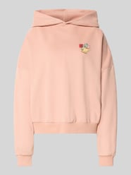Bluza z kapturem, nadrukiem z motywem i obniżonymi ramionami od REVIEW Fuksjowy - 19