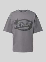 T-shirt o kroju oversized z nadrukiem z logo od REVIEW - 6