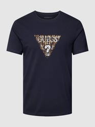 T-Shirt mit Label-Print Modell 'GEO TRIANGLE' von Guess Blau / Türkis - 29