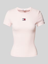 T-shirt z wyhaftowanym logo od Tommy Jeans Fuksjowy - 14