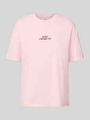 T-shirt o kroju oversized z czystej bawełny model ‘KINNA’ od ONLY Fuksjowy - 28