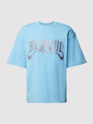 T-shirt z wyhaftowanym logo od REVIEW - 36