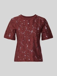 damski t-shirt o kroju regular fit z koronki model 'SALLIE' od VERO MODA - 3