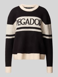 sweter z dzianiny o kroju regular fit z okrągłym dekoltem model 'RASSA' od PEGADOR - 43