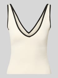 Slim Fit Top mit V-Ausschnitt von aim'n - 14