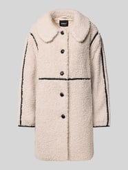 Płaszcz z futerka o kroju regular fit z paskami w kontrastowym kolorze model ‘RUBI’ od ONLY - 34