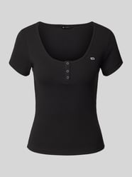 Slim Fit T-Shirt mit Rundhalsausschnitt Modell 'HENLEY' von Tommy Jeans Schwarz - 27