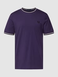 T-shirt z wyhaftowanym logo od Fred Perry Fioletowy - 42