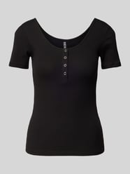 Slim Fit T-Shirt aus Baumwoll-Mix mit kurzer Druckknopfleiste Modell 'KITTE' von Pieces - 47