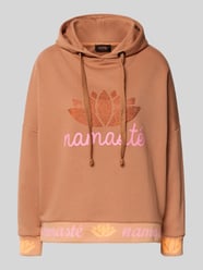 Hoodie mit Ziersteinbesatz und überschnittenen Schultern von miss goodlife - 25